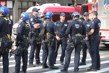 İnşaat Turnası alev aldı ve Manhattan-New York 'ta yıkıldı. 26 Temmuz 2023, New York, ABD: Bir inşaat vinci alev aldı ve Manhattan, New York 'ta bir gökdelenin üzerine çöktü. 