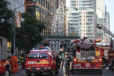 İnşaat Turnası alev aldı ve Manhattan-New York 'ta yıkıldı. 26 Temmuz 2023, New York, ABD: Bir inşaat vinci alev aldı ve Manhattan, New York 'ta bir gökdelenin üzerine çöktü. 
