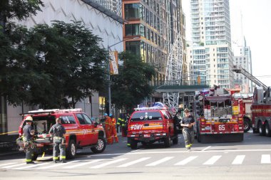 İnşaat Turnası alev aldı ve Manhattan-New York 'ta yıkıldı. 26 Temmuz 2023, New York, ABD: Bir inşaat vinci alev aldı ve Manhattan, New York 'ta bir gökdelenin üzerine çöktü. 