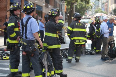 İnşaat Turnası alev aldı ve Manhattan-New York 'ta yıkıldı. 26 Temmuz 2023, New York, ABD: Bir inşaat vinci alev aldı ve Manhattan, New York 'ta bir gökdelenin üzerine çöktü. 