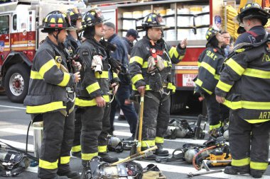 İnşaat Turnası alev aldı ve Manhattan-New York 'ta yıkıldı. 26 Temmuz 2023, New York, ABD: Bir inşaat vinci alev aldı ve Manhattan, New York 'ta bir gökdelenin üzerine çöktü. 