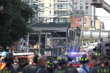 İnşaat Turnası alev aldı ve Manhattan-New York 'ta yıkıldı. 26 Temmuz 2023, New York, ABD: Bir inşaat vinci alev aldı ve Manhattan, New York 'ta bir gökdelenin üzerine çöktü. 