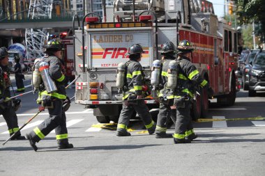 İnşaat Turnası alev aldı ve Manhattan-New York 'ta yıkıldı. 26 Temmuz 2023, New York, ABD: Bir inşaat vinci alev aldı ve Manhattan, New York 'ta bir gökdelenin üzerine çöktü. 