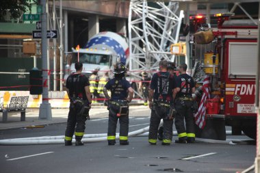 İnşaat Turnası alev aldı ve Manhattan-New York 'ta yıkıldı. 26 Temmuz 2023, New York, ABD: Bir inşaat vinci alev aldı ve Manhattan, New York 'ta bir gökdelenin üzerine çöktü. 