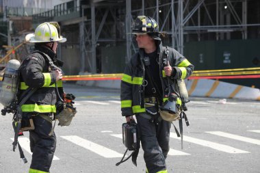 İnşaat Turnası alev aldı ve Manhattan-New York 'ta yıkıldı. 26 Temmuz 2023, New York, ABD: Bir inşaat vinci alev aldı ve Manhattan, New York 'ta bir gökdelenin üzerine çöktü. 