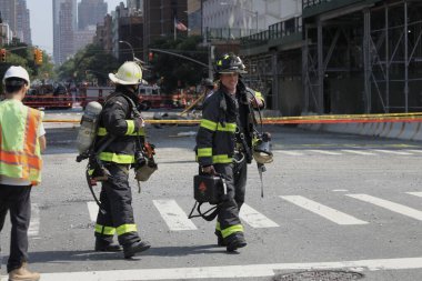 İnşaat Turnası alev aldı ve Manhattan-New York 'ta yıkıldı. 26 Temmuz 2023, New York, ABD: Bir inşaat vinci alev aldı ve Manhattan, New York 'ta bir gökdelenin üzerine çöktü. 