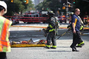 İnşaat Turnası alev aldı ve Manhattan-New York 'ta yıkıldı. 26 Temmuz 2023, New York, ABD: Bir inşaat vinci alev aldı ve Manhattan, New York 'ta bir gökdelenin üzerine çöktü. 