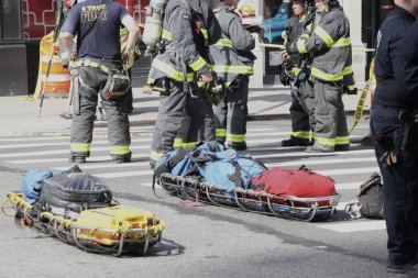 İnşaat Turnası alev aldı ve Manhattan-New York 'ta yıkıldı. 26 Temmuz 2023, New York, ABD: Bir inşaat vinci alev aldı ve Manhattan, New York 'ta bir gökdelenin üzerine çöktü. 