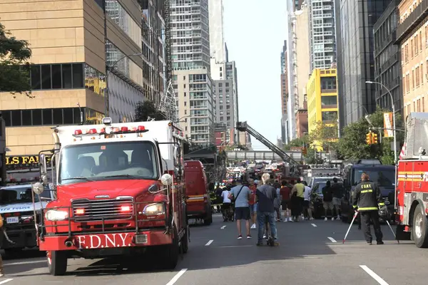 纽约曼哈顿的建筑用起重机着火了 倒塌了 美国纽约州 2023年7月26日 星期三清晨 美国纽约市曼哈顿市中心 一辆建筑用起重机在一幢45层的摩天大楼上起火倒塌 — 图库照片