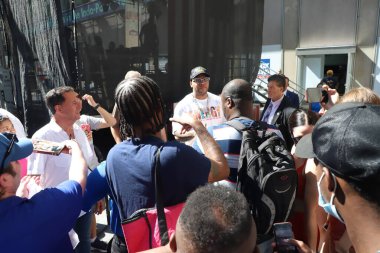 Flo Rida Fox and Friends 'te canlı performans sergiliyor. 28 Temmuz 2023, New York, ABD: Amerikalı rapçi Flo Rida Fox and Friends 'te canlı performans sergiliyor. Hayranlarından bazıları imzasını almak için bekledi. 