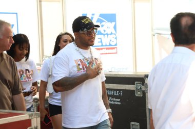 Flo Rida Fox and Friends 'te canlı performans sergiliyor. 28 Temmuz 2023, New York, ABD: Amerikalı rapçi Flo Rida Fox and Friends 'te canlı performans sergiliyor. Hayranlarından bazıları imzasını almak için bekledi. 