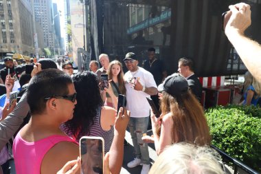 Flo Rida Fox and Friends 'te canlı performans sergiliyor. 28 Temmuz 2023, New York, ABD: Amerikalı rapçi Flo Rida Fox and Friends 'te canlı performans sergiliyor. Hayranlarından bazıları imzasını almak için bekledi. 