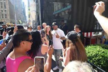 Flo Rida Fox and Friends 'te canlı performans sergiliyor. 28 Temmuz 2023, New York, ABD: Amerikalı rapçi Flo Rida Fox and Friends 'te canlı performans sergiliyor. Hayranlarından bazıları imzasını almak için bekledi. 