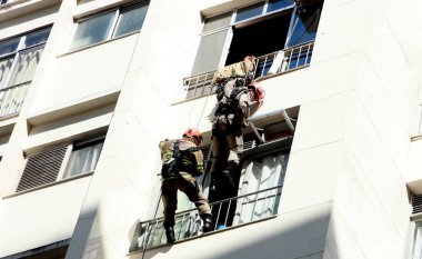 Rio de Janeiro (RJ), Brezilya 07 / 28 / 2023 - İtfaiyeci, Rio de Janeiro 'nun merkezindeki Rua Riachuelo binasının 6. katından bir kadının kendini atmasını engelledi.