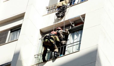 Rio de Janeiro (RJ), Brezilya 07 / 28 / 2023 - İtfaiyeci, Rio de Janeiro 'nun merkezindeki Rua Riachuelo binasının 6. katından bir kadının kendini atmasını engelledi.