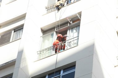Rio de Janeiro (RJ), Brezilya 07 / 28 / 2023 - İtfaiyeci, Rio de Janeiro 'nun merkezindeki Rua Riachuelo binasının 6. katından bir kadının kendini atmasını engelledi.