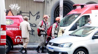Rio de Janeiro (RJ), Brezilya 07 / 28 / 2023 - İtfaiyeci, Rio de Janeiro 'nun merkezindeki Rua Riachuelo binasının 6. katından bir kadının kendini atmasını engelledi.