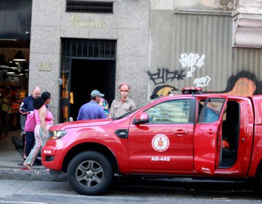 Rio de Janeiro (RJ), Brezilya 07 / 28 / 2023 - İtfaiyeci, Rio de Janeiro 'nun merkezindeki Rua Riachuelo binasının 6. katından bir kadının kendini atmasını engelledi.