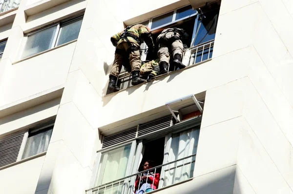 Rio Janeiro Brazil 2023 Пожарный Помешал Женщине Бросить Себя Этажа — стоковое фото