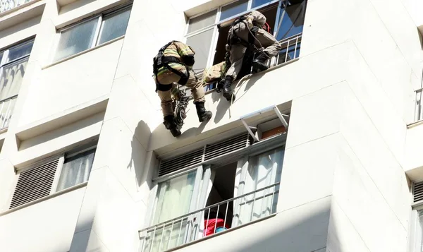 巴西里约热内卢 2023年7月28日 一名消防员阻止一名妇女从里约热内卢市中心Rua Riachuelo一座大楼的六楼跳楼 她被刀刺伤 — 图库照片