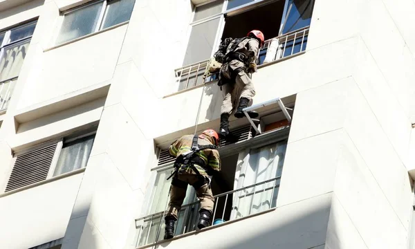 巴西里约热内卢 2023年7月28日 一名消防员阻止一名妇女从里约热内卢市中心Rua Riachuelo一座大楼的六楼跳楼 她被刀刺伤 — 图库照片