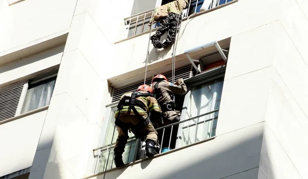リオデジャネイロ ブラジル 2023 消防士は リオデジャネイロの中心部にあるルシアチュエロの建物の6階から女性が自分自身を投げるのを防ぎました 彼女は手にナイフで刺されました — ストック写真