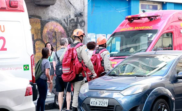 Rio Janeiro Brasile 2023 Pompiere Impedito Una Donna Gettarsi Dal — Foto Stock