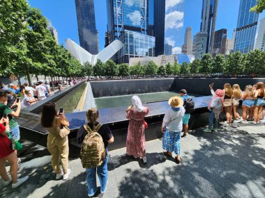 11 Eylül Anıtı 'nda insan dolaşımı. 30 Temmuz 2023, New York, ABD: Kelime Ticaret Merkezi 'nde 11 Eylül Anıtı' nda ağır insan hareketleri