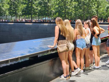 11 Eylül Anıtı 'nda insan dolaşımı. 30 Temmuz 2023, New York, ABD: Kelime Ticaret Merkezi 'nde 11 Eylül Anıtı' nda ağır insan hareketleri