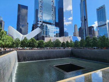 11 Eylül Anıtı 'nda insan dolaşımı. 30 Temmuz 2023, New York, ABD: Kelime Ticaret Merkezi 'nde 11 Eylül Anıtı' nda ağır insan hareketleri