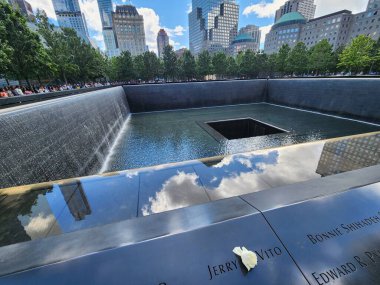 11 Eylül Anıtı 'nda insan dolaşımı. 30 Temmuz 2023, New York, ABD: Kelime Ticaret Merkezi 'nde 11 Eylül Anıtı' nda ağır insan hareketleri