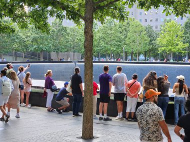 11 Eylül Anıtı 'nda insan dolaşımı. 30 Temmuz 2023, New York, ABD: Kelime Ticaret Merkezi 'nde 11 Eylül Anıtı' nda ağır insan hareketleri