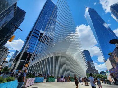 11 Eylül Anıtı 'nda insan dolaşımı. 30 Temmuz 2023, New York, ABD: Kelime Ticaret Merkezi 'nde 11 Eylül Anıtı' nda ağır insan hareketleri