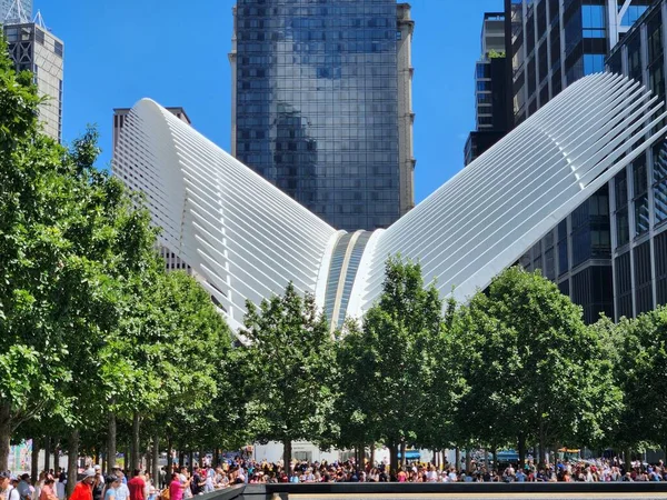 9月11日纪念馆的人员流动 2023年7月30日 美国纽约 世贸中心9月11日纪念馆内人员大量流动 — 图库照片