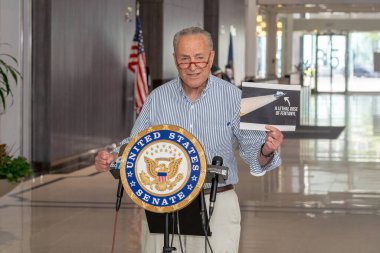 Senatör Schumer Savunma Tasarısını, 30 Temmuz 2023, New York, ABD: Senato Çoğunluk Lideri, ABD Senatör Chuck Schumer (D-NY) Temsilciler Meclisi 'nin yeni yasayı geçirmesini talep ediyor