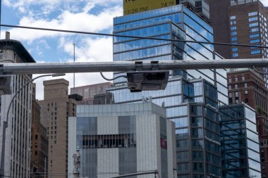 Yeni Tıkanıklık Fiyatlandırma Tel Okuyucuları. 30 Temmuz 2023, New York, New York, ABD: Yeni kurulmuş Tıkanıklık Fiyatlandırma Tabakası okuyucuları ve EZ-Pass tarayıcıları 30 Temmuz 2023 tarihinde Manhattan 'da Broadway ve 61. Cadde' de görülmektedir.. 