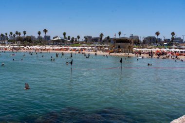 İsrail 'de Günlük Yaşam 2023 Yazı. 21 Temmuz 2023, Tel Aviv, İsrail: İnsanlar 21 Temmuz 2023 'te İsrail' in Tel Aviv kentindeki Tel Baruch plajında deniz sularına daldılar.   