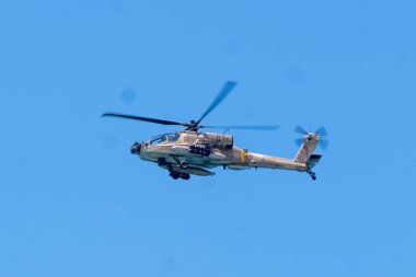 İsrail 'de Günlük Yaşam 2023 Yazı. 21 Temmuz 2023, Tel Aviv, İsrail: İsrail Hava Kuvvetleri # 39; AH-64 Apaçi saldırı helikopteri 21 Temmuz 2023 tarihinde Tel Baruch sahilinde İsrail 'in Tel Aviv kentinde uçtu..  