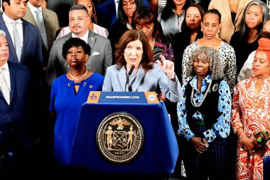 New York Belediye Başkanı Eric Adams ve New York Valisi Kathy Hochul Kamu Güvenliği ile ilgili konuşuyorlar. 31 Temmuz 2023, New York, ABD: NYC Belediye Başkanı Eric Adams ile New York Valisi Kathy Hochul ve New York Başsavcısı Letitia James