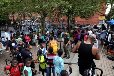 New York Belediye Başkanı Eric Adams 30. Karakol Carmansville oyun parkına Remarks getirdi. 01 Ağustos 2023, New York, ABD: Mew York Belediye Başkanı Eric Adams 30. Bölge Carmansville Oyun Alanı 'nda bildiri sunuyor ve yorumlarını sunuyor. 