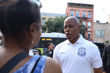 New York Belediye Başkanı Eric Adams 30. Karakol Carmansville oyun parkına Remarks getirdi. 01 Ağustos 2023, New York, ABD: Mew York Belediye Başkanı Eric Adams 30. Bölge Carmansville Oyun Alanı 'nda bildiri sunuyor ve yorumlarını sunuyor. 