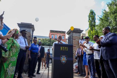 New York Belediye Başkanı Eric Adams 30. Karakol Carmansville oyun parkına Remarks getirdi. 01 Ağustos 2023, New York, ABD: Mew York Belediye Başkanı Eric Adams 30. Bölge Carmansville Oyun Alanı 'nda bildiri sunuyor ve yorumlarını sunuyor. 