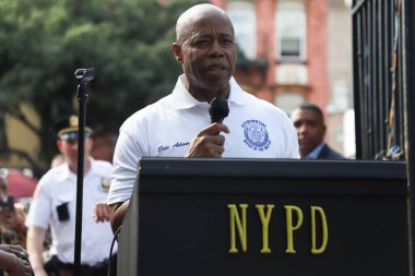 New York Belediye Başkanı Eric Adams 30. Karakol Carmansville oyun parkına Remarks getirdi. 01 Ağustos 2023, New York, ABD: Mew York Belediye Başkanı Eric Adams 30. Bölge Carmansville Oyun Alanı 'nda bildiri sunuyor ve yorumlarını sunuyor. 
