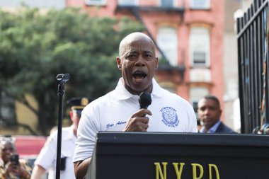 New York Belediye Başkanı Eric Adams 30. Karakol Carmansville oyun parkına Remarks getirdi. 01 Ağustos 2023, New York, ABD: Mew York Belediye Başkanı Eric Adams 30. Bölge Carmansville Oyun Alanı 'nda bildiri sunuyor ve yorumlarını sunuyor. 