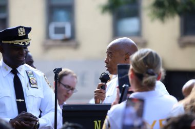 New York Belediye Başkanı Eric Adams 30. Karakol Carmansville oyun parkına Remarks getirdi. 01 Ağustos 2023, New York, ABD: Mew York Belediye Başkanı Eric Adams 30. Bölge Carmansville Oyun Alanı 'nda bildiri sunuyor ve yorumlarını sunuyor. 