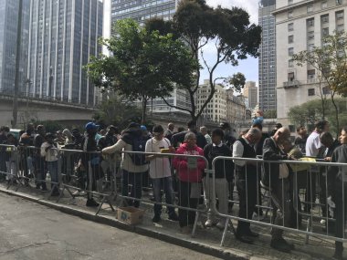 Şirketlere kayıt yaptırmak için uzun bir işsiz kuyruğu. 01 Ağustos 2023, Sao Paulo, Brezilya: Anhangabau Vadisi 'nde Entity tarafından desteklenen Sao Paulo' daki şirketlere kayıt olmak için işsiz kuyruğu 