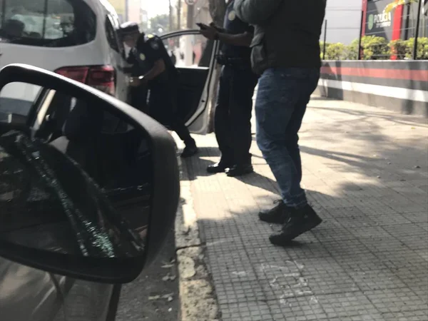 警方在圣保罗逮捕了一个玻璃碎玻璃团伙 2023年8月1日 巴西圣保罗 警方逮捕了在圣保罗中部地区克拉科兰迪亚袭击司机以偷窃司机手机的玻璃粉碎团伙 — 图库照片