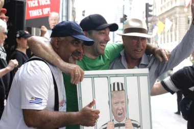 Trump Kulesi 'nde Trump' ın iddianamesini protesto edin. 2 Ağustos 2023, New York, ABD: Bir avuç protestocu Trump Kulesi önünde toplanarak özel avukat Jack Smith 'in Trump' ın üçüncü iddianamesini destekledi 