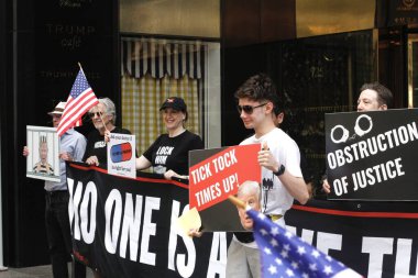 Trump Kulesi 'nde Trump' ın iddianamesini protesto edin. 2 Ağustos 2023, New York, ABD: Bir avuç protestocu Trump Kulesi önünde toplanarak özel avukat Jack Smith 'in Trump' ın üçüncü iddianamesini destekledi 