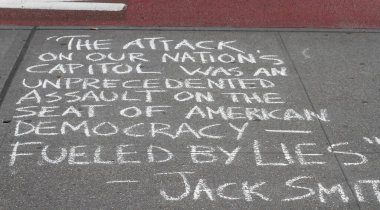 Trump Kulesi 'nde Trump' ın iddianamesini protesto edin. 2 Ağustos 2023, New York, ABD: Bir avuç protestocu Trump Kulesi önünde toplanarak özel avukat Jack Smith 'in Trump' ın üçüncü iddianamesini destekledi 